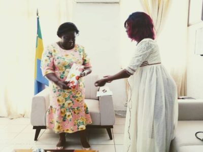 Le chef de Bureau AGP, remettant le présent de la presse locale à Mme le gouverneur