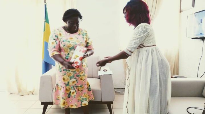 Le chef de Bureau AGP, remettant le présent de la presse locale à Mme le gouverneur