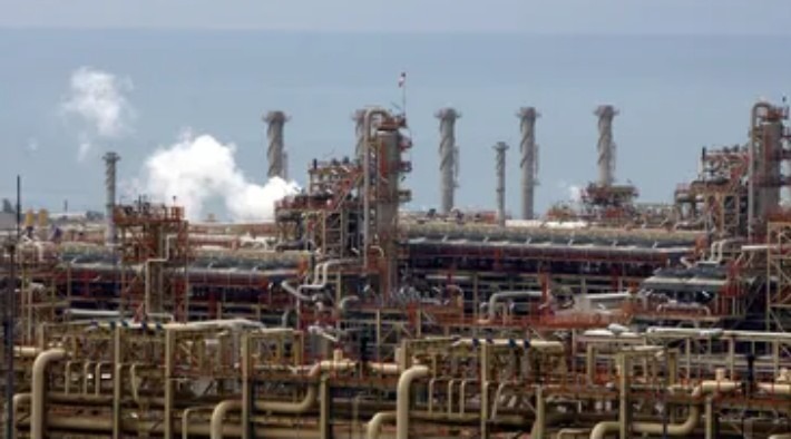 Guerre en Iran : des complexes pétrochimiques visés par des frappes